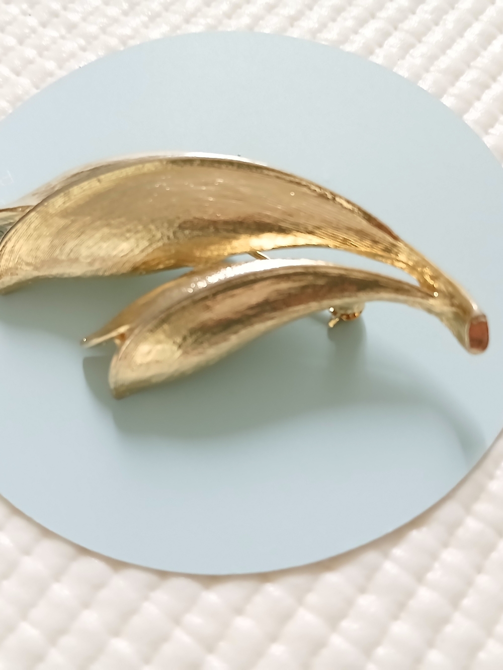 Vintage gold tone textured 2 leaves Brooch, large, 2 1/2, mint